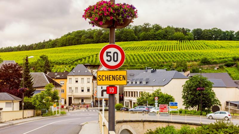 Schengen Strassenschild vor einem Dorf